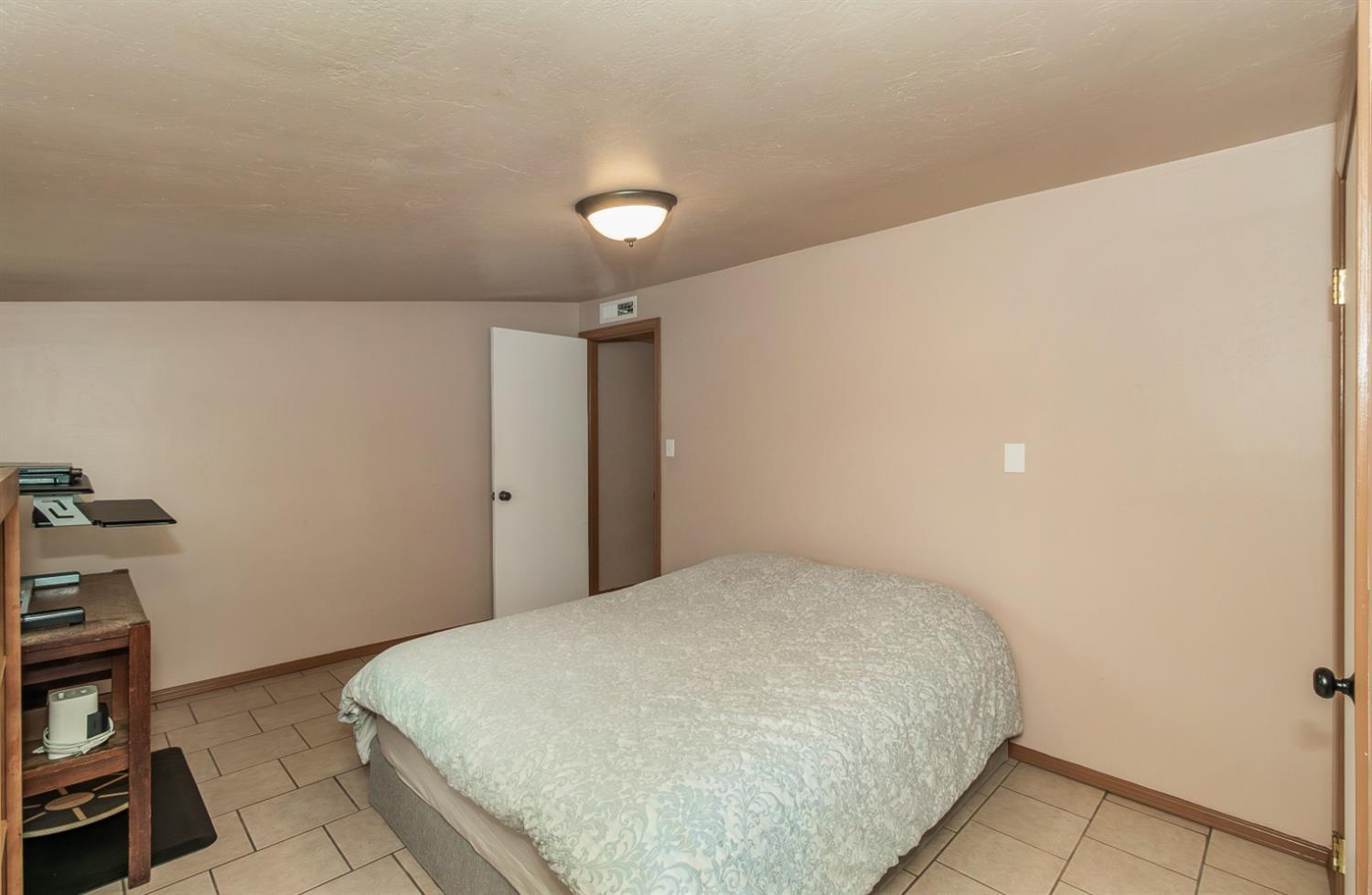 1498 Escalon Ave, Clovis, CA 93611