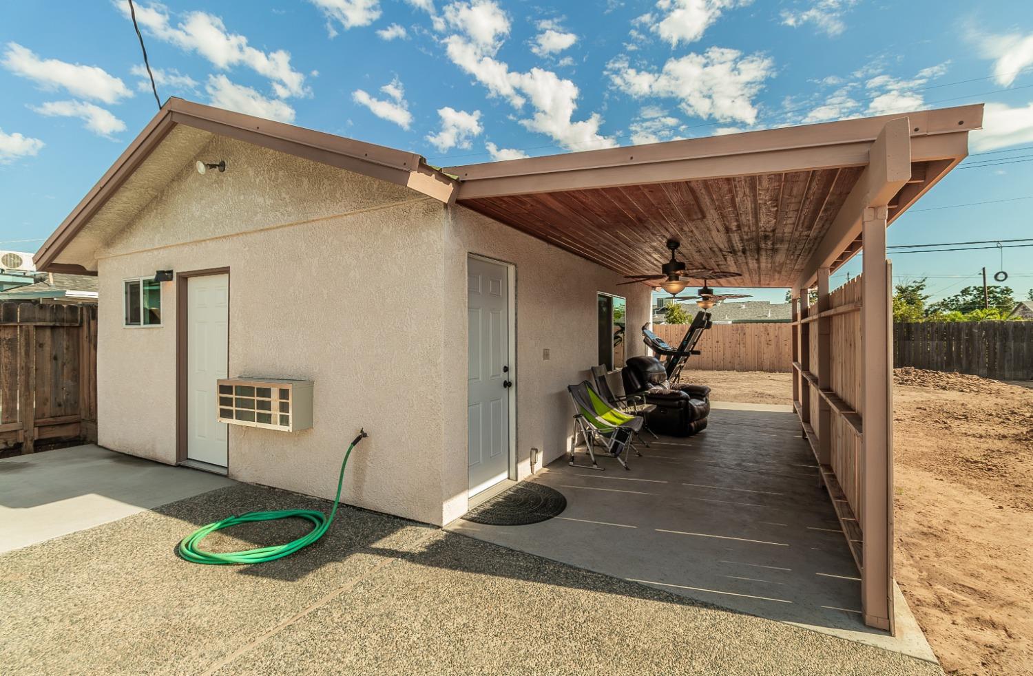 1498 Escalon Ave, Clovis, CA 93611