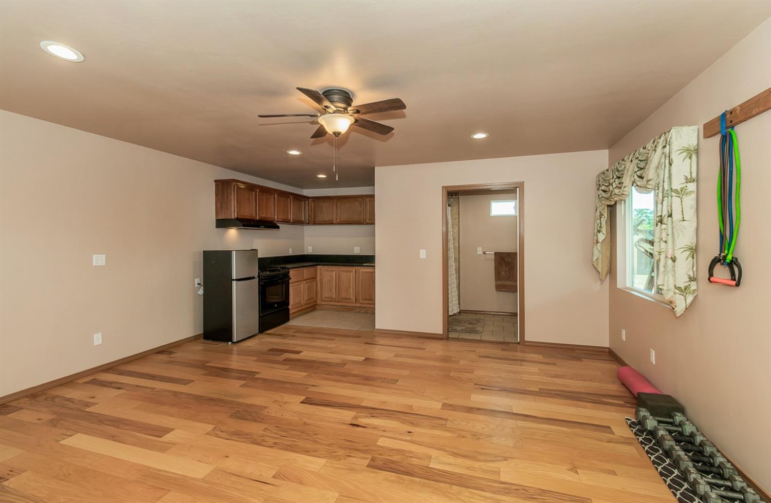 1498 Escalon Ave, Clovis, CA 93611