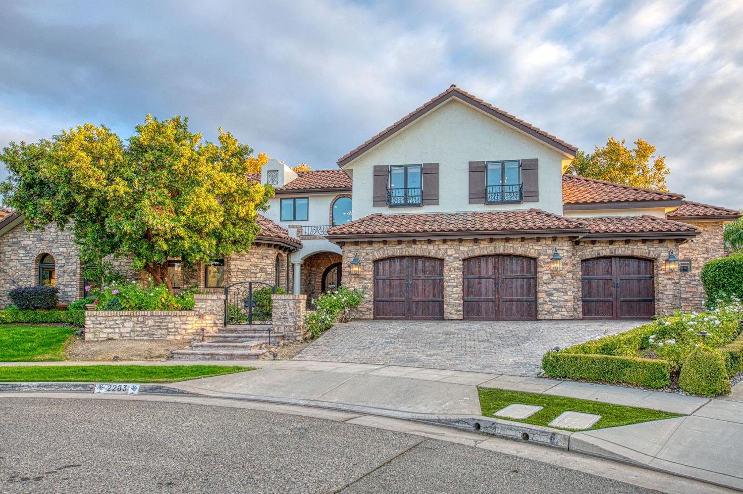 2283 E Sarazen Ave, Fresno, CA 93730