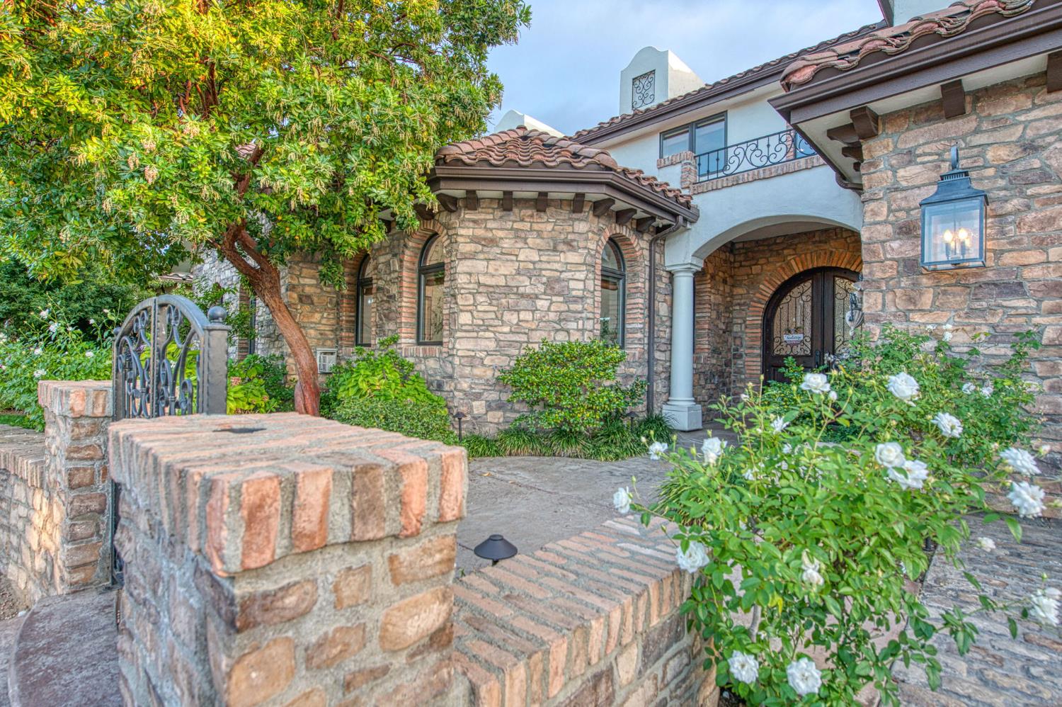 2283 E Sarazen Ave, Fresno, CA 93730