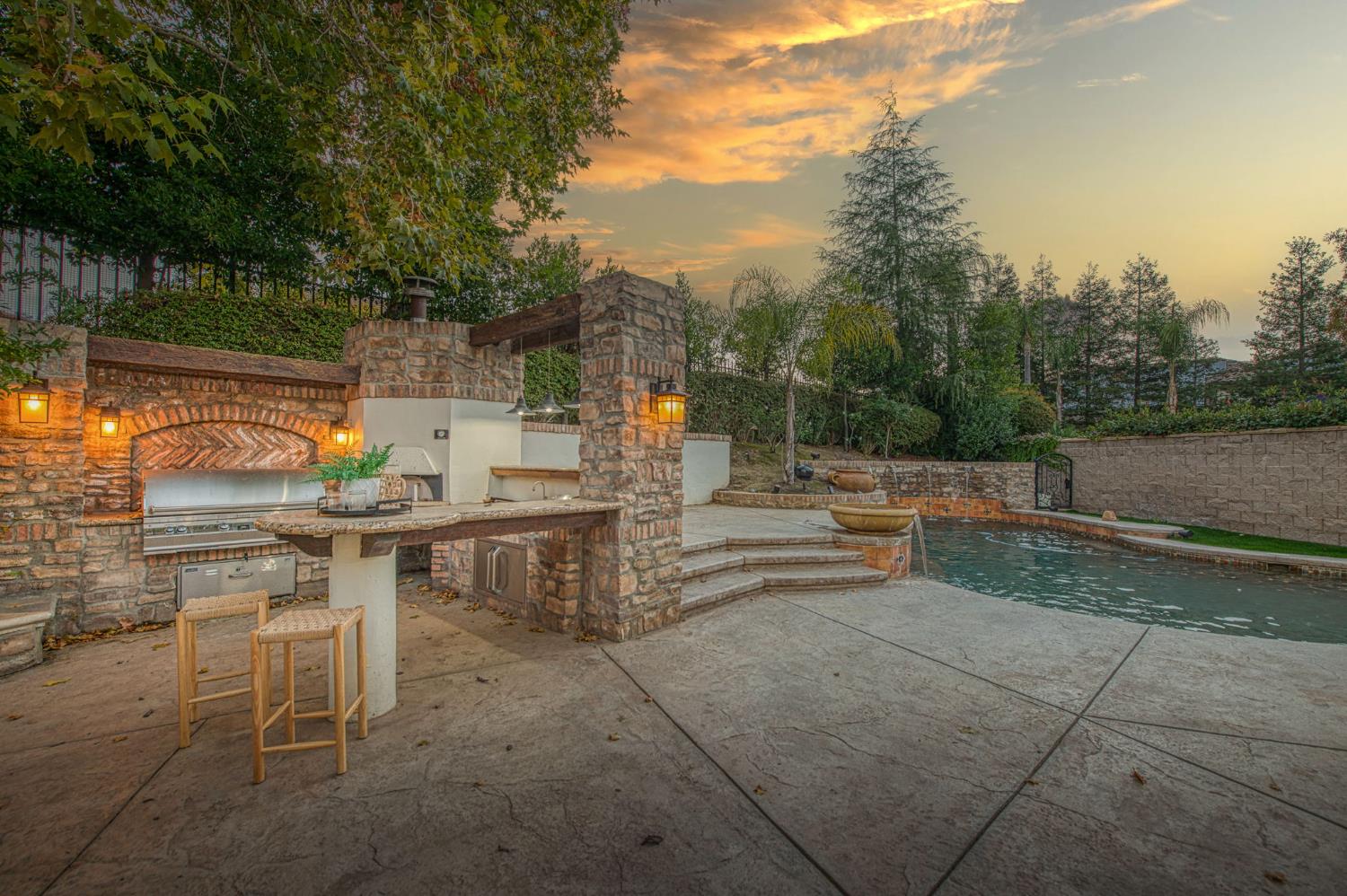 2283 E Sarazen Ave, Fresno, CA 93730