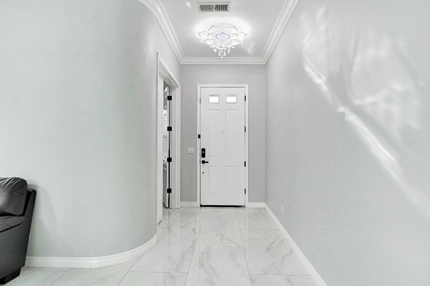 738 W Silvercrest Dr, Lindsay, CA 93247