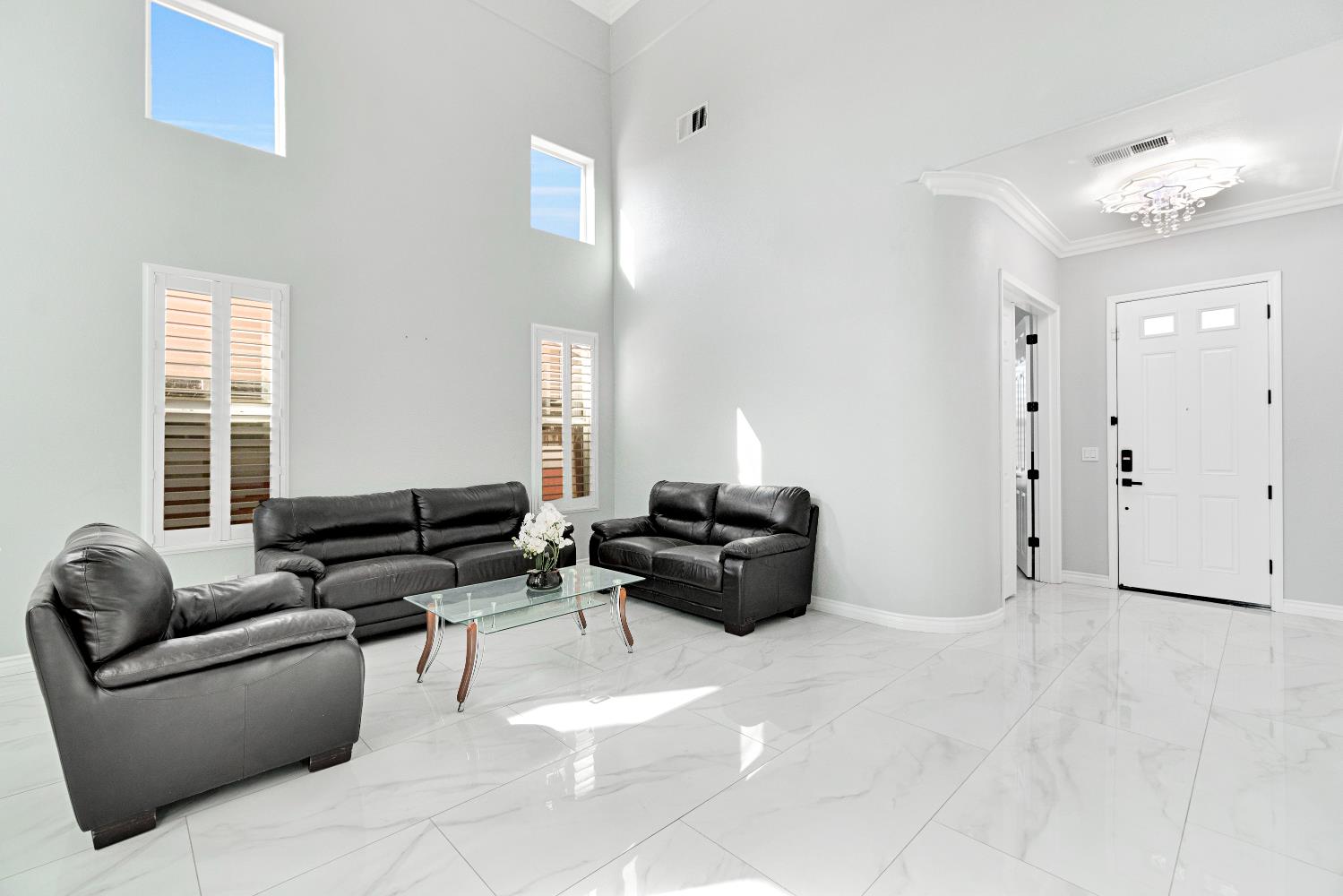 738 W Silvercrest Dr, Lindsay, CA 93247