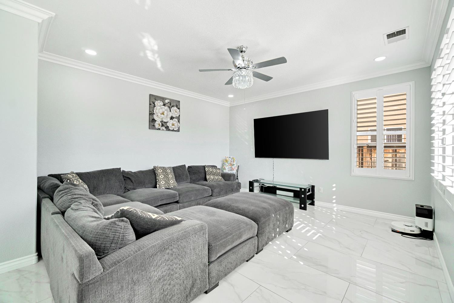 738 W Silvercrest Dr, Lindsay, CA 93247