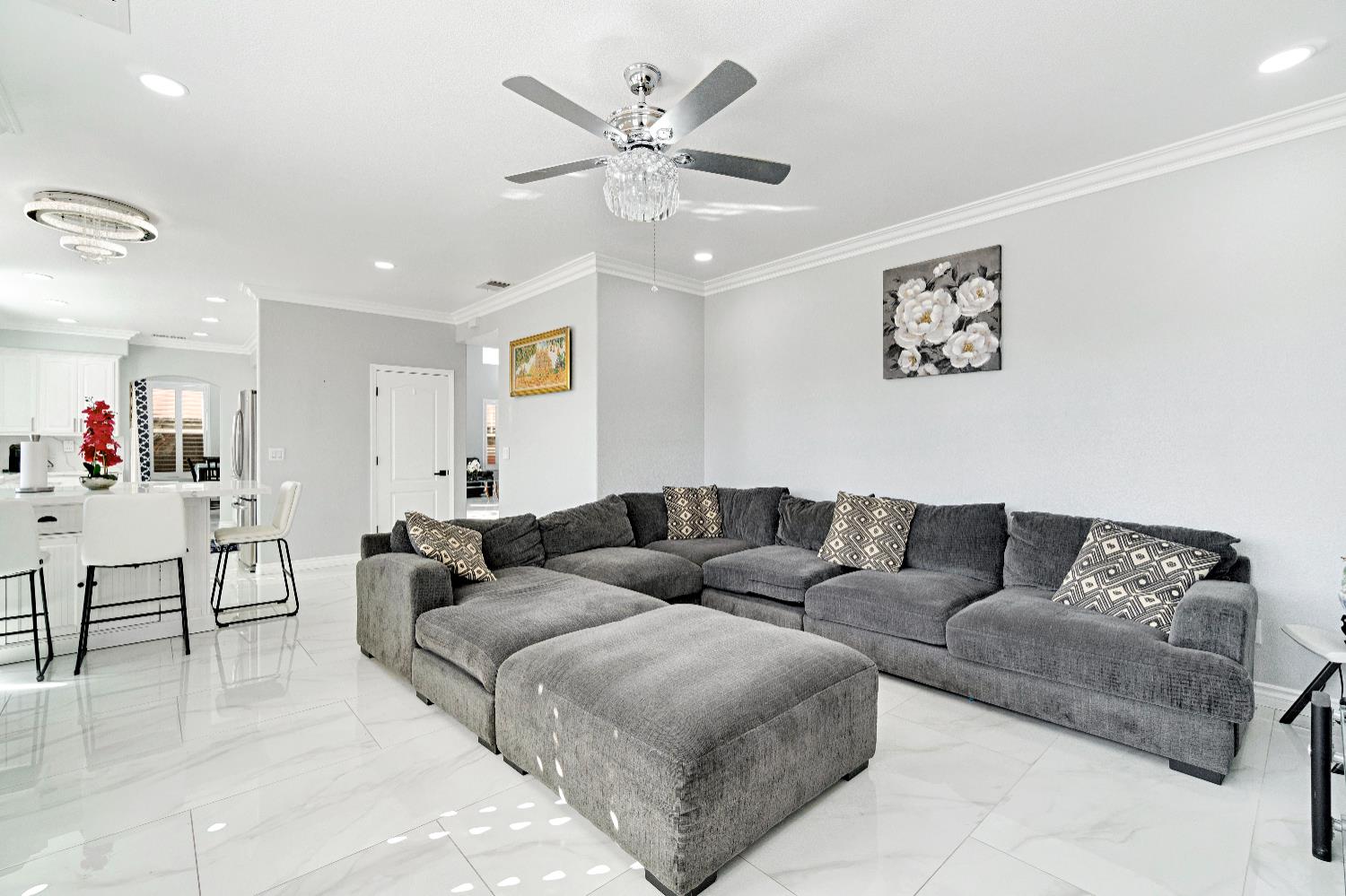 738 W Silvercrest Dr, Lindsay, CA 93247