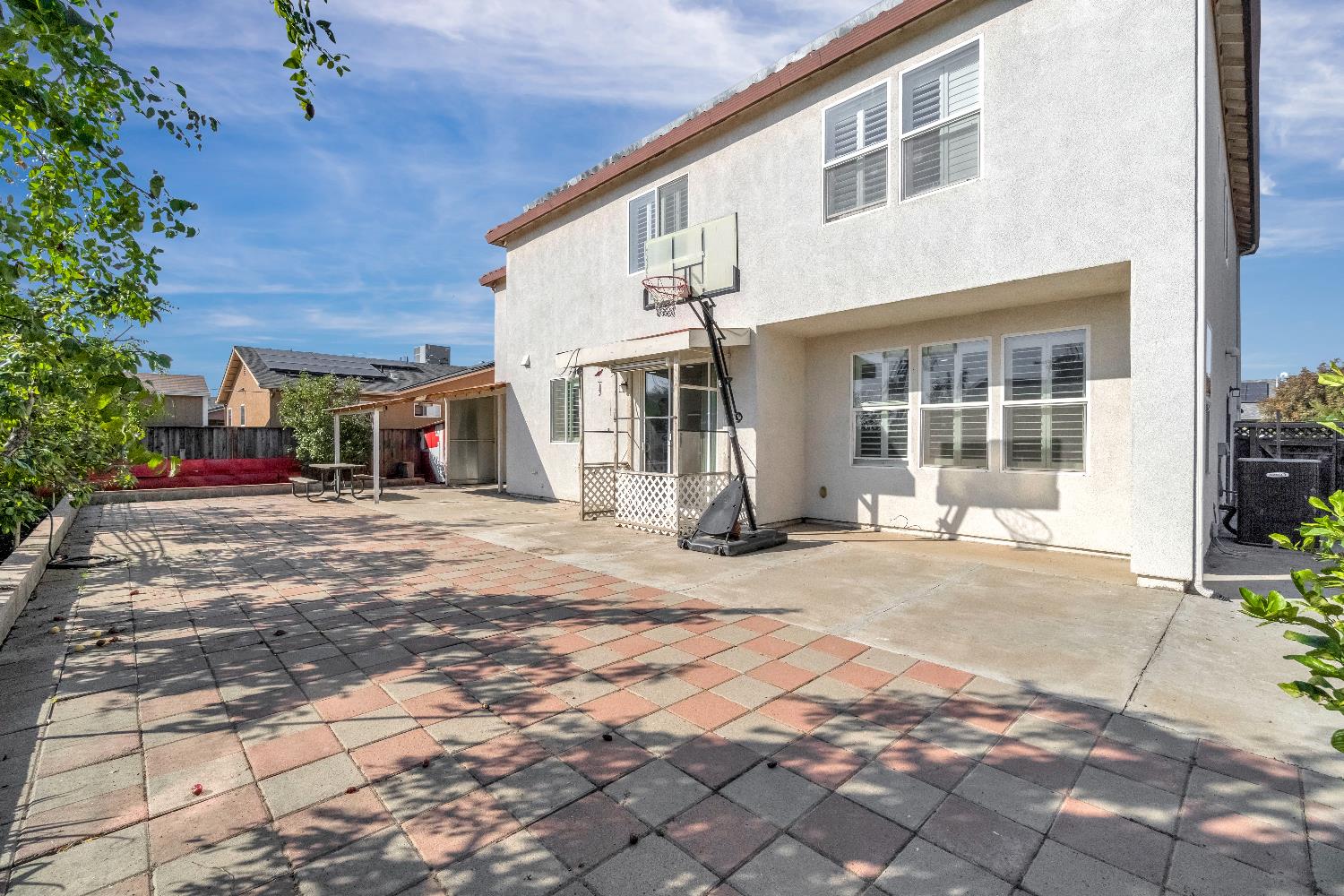 738 W Silvercrest Dr, Lindsay, CA 93247