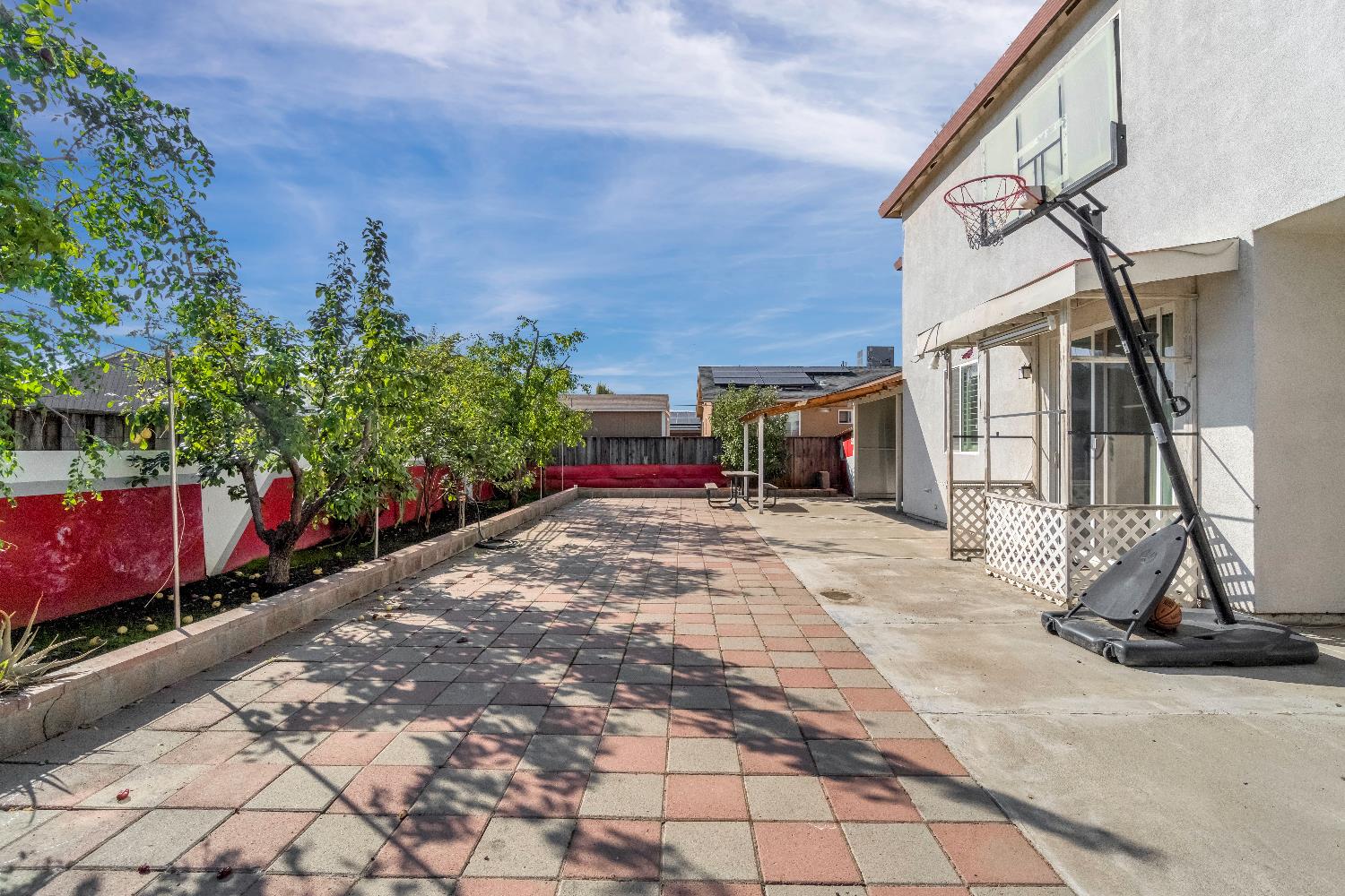 738 W Silvercrest Dr, Lindsay, CA 93247