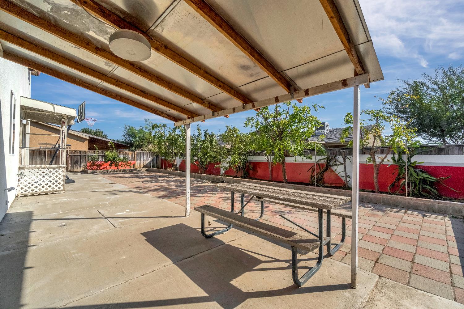 738 W Silvercrest Dr, Lindsay, CA 93247