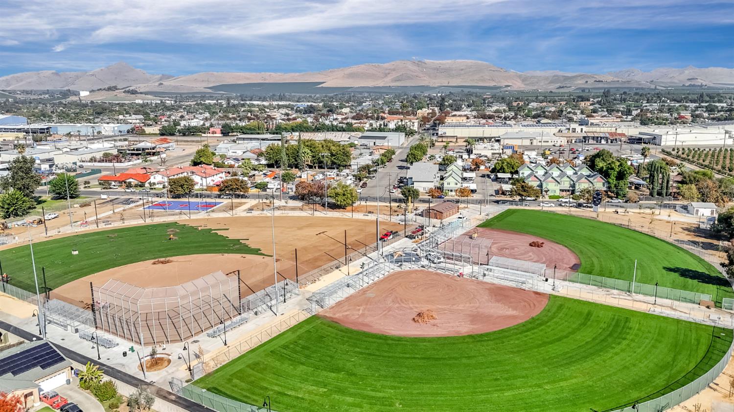 738 W Silvercrest Dr, Lindsay, CA 93247