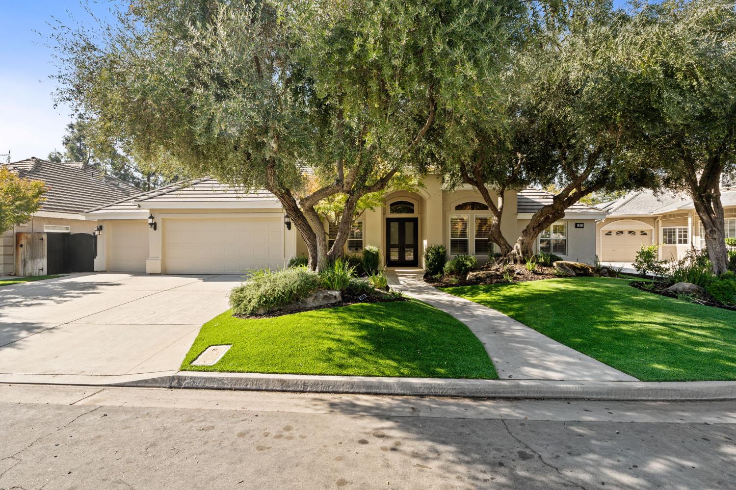 1353 E Saint James Cir, Fresno, CA 93720