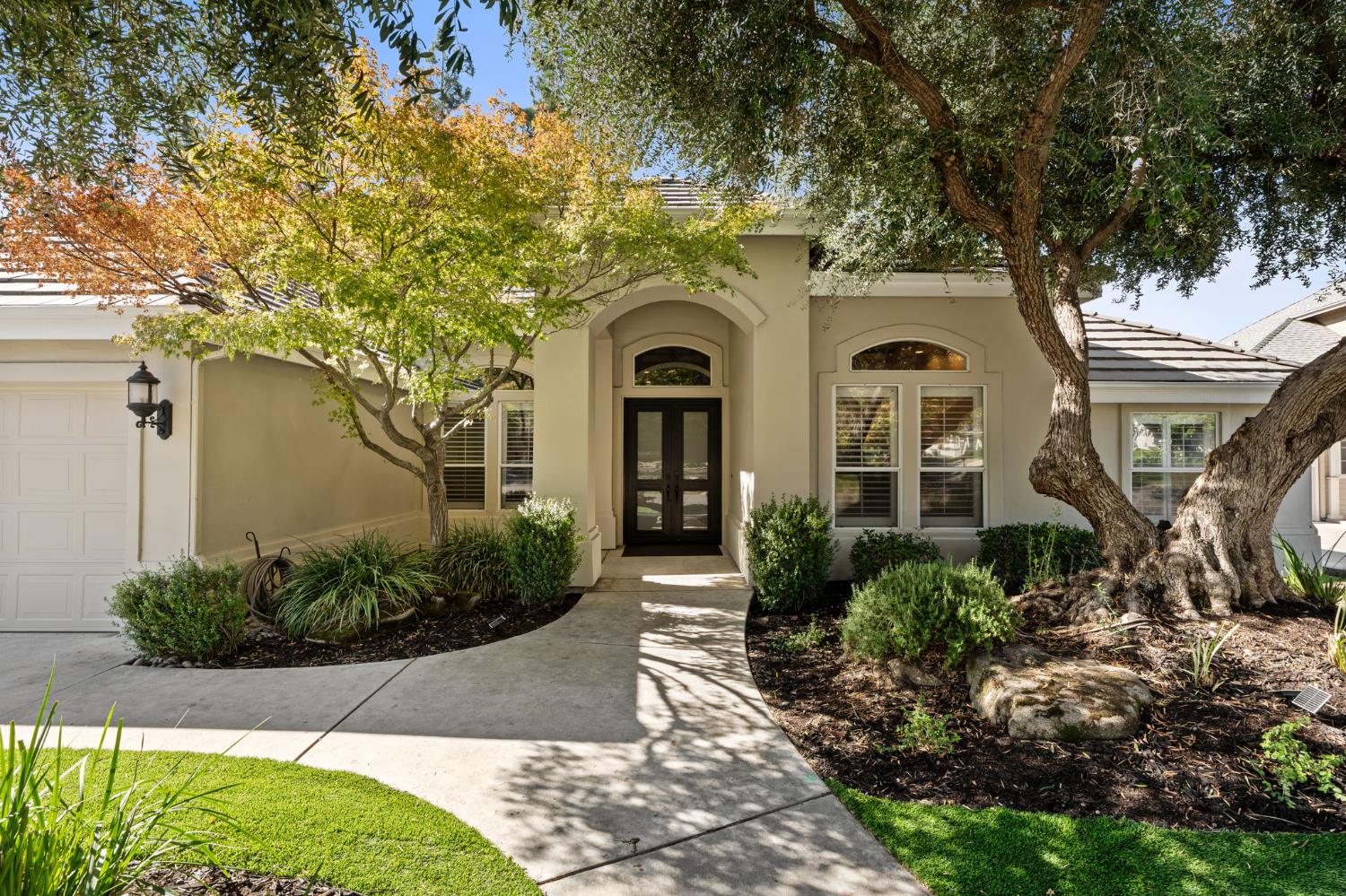 1353 E Saint James Cir, Fresno, CA 93720