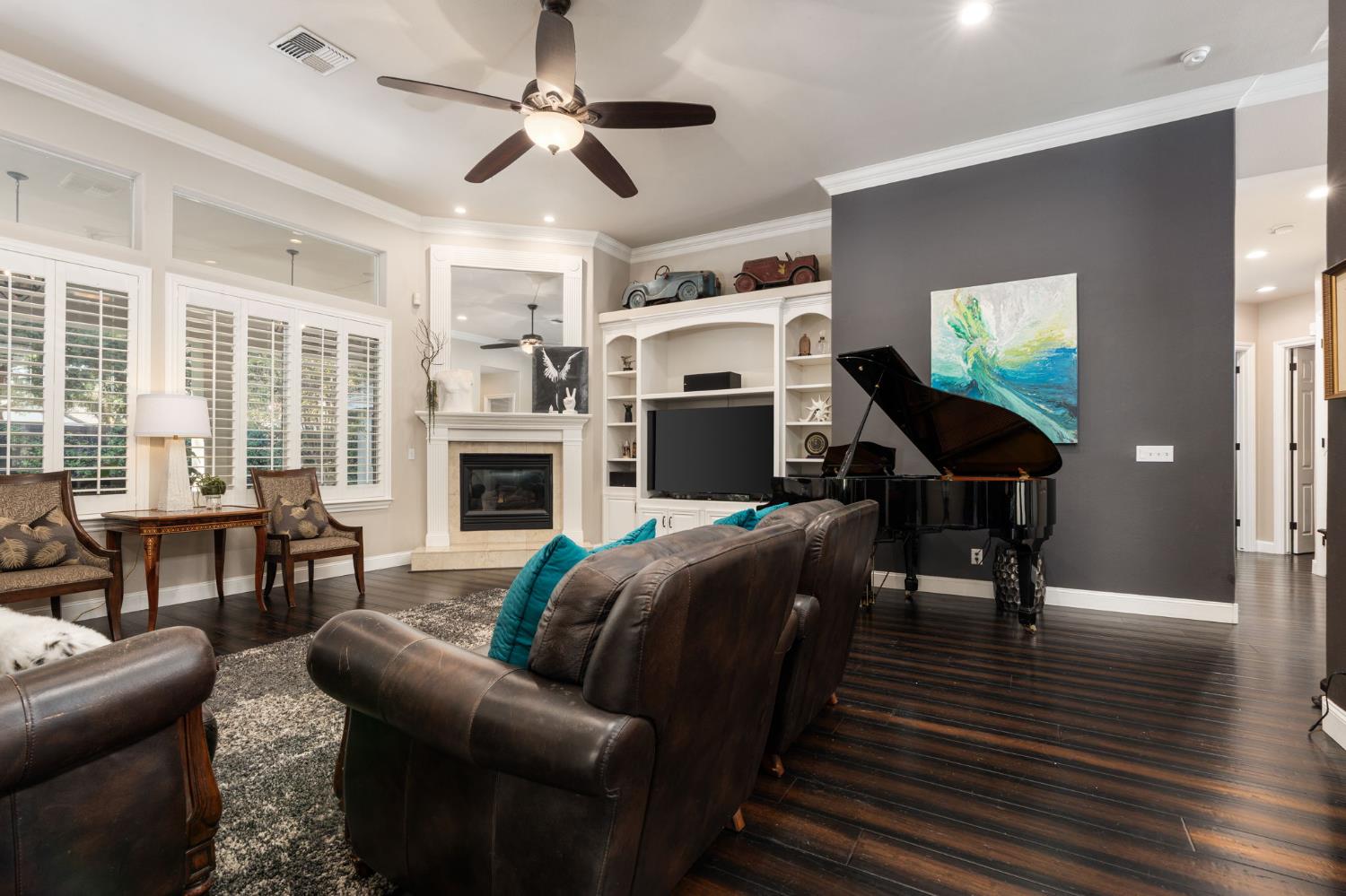 1353 E Saint James Cir, Fresno, CA 93720