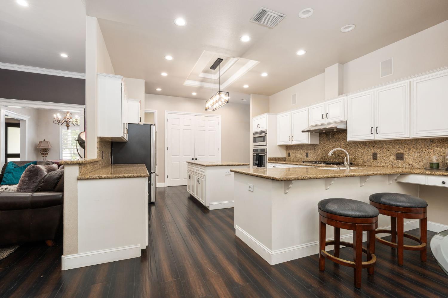 1353 E Saint James Cir, Fresno, CA 93720