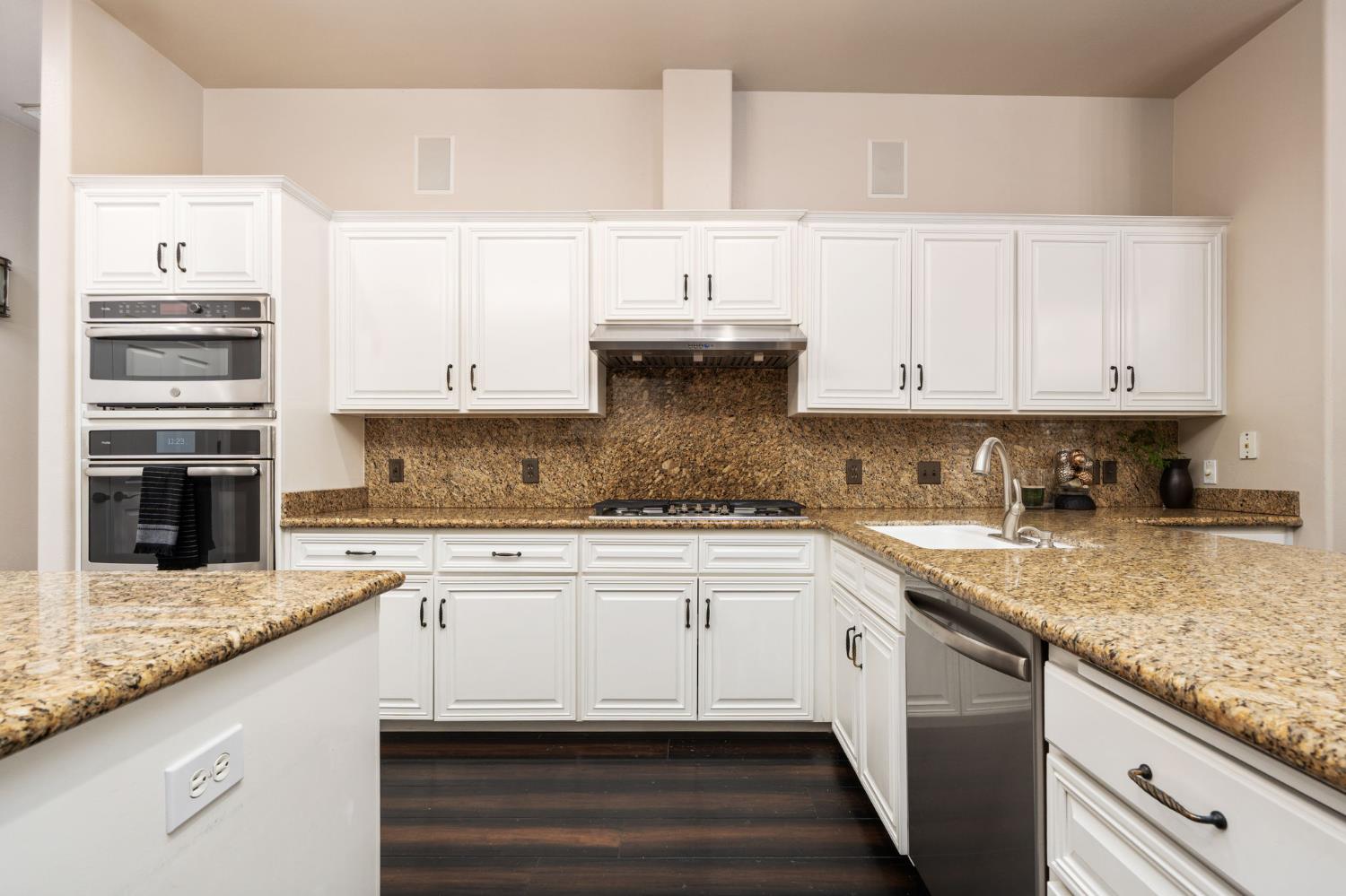 1353 E Saint James Cir, Fresno, CA 93720