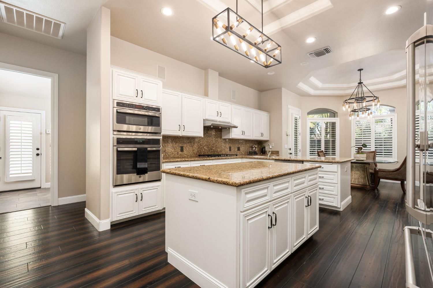 1353 E Saint James Cir, Fresno, CA 93720