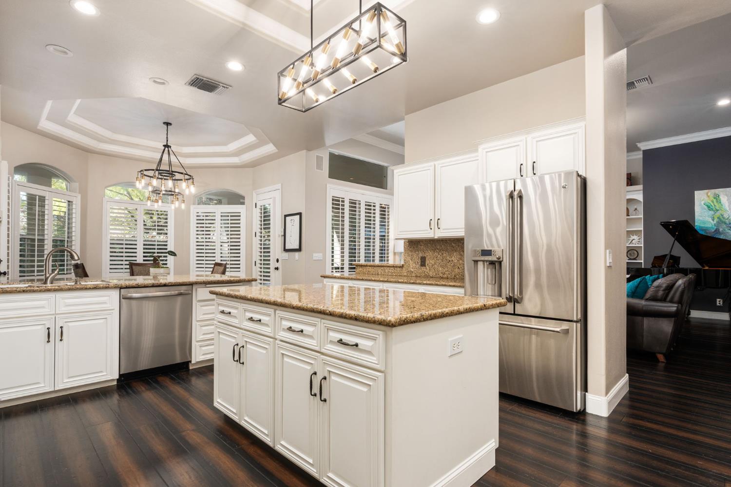 1353 E Saint James Cir, Fresno, CA 93720