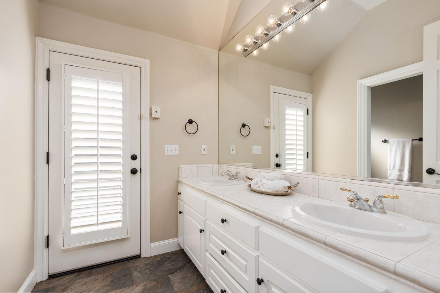 1353 E Saint James Cir, Fresno, CA 93720