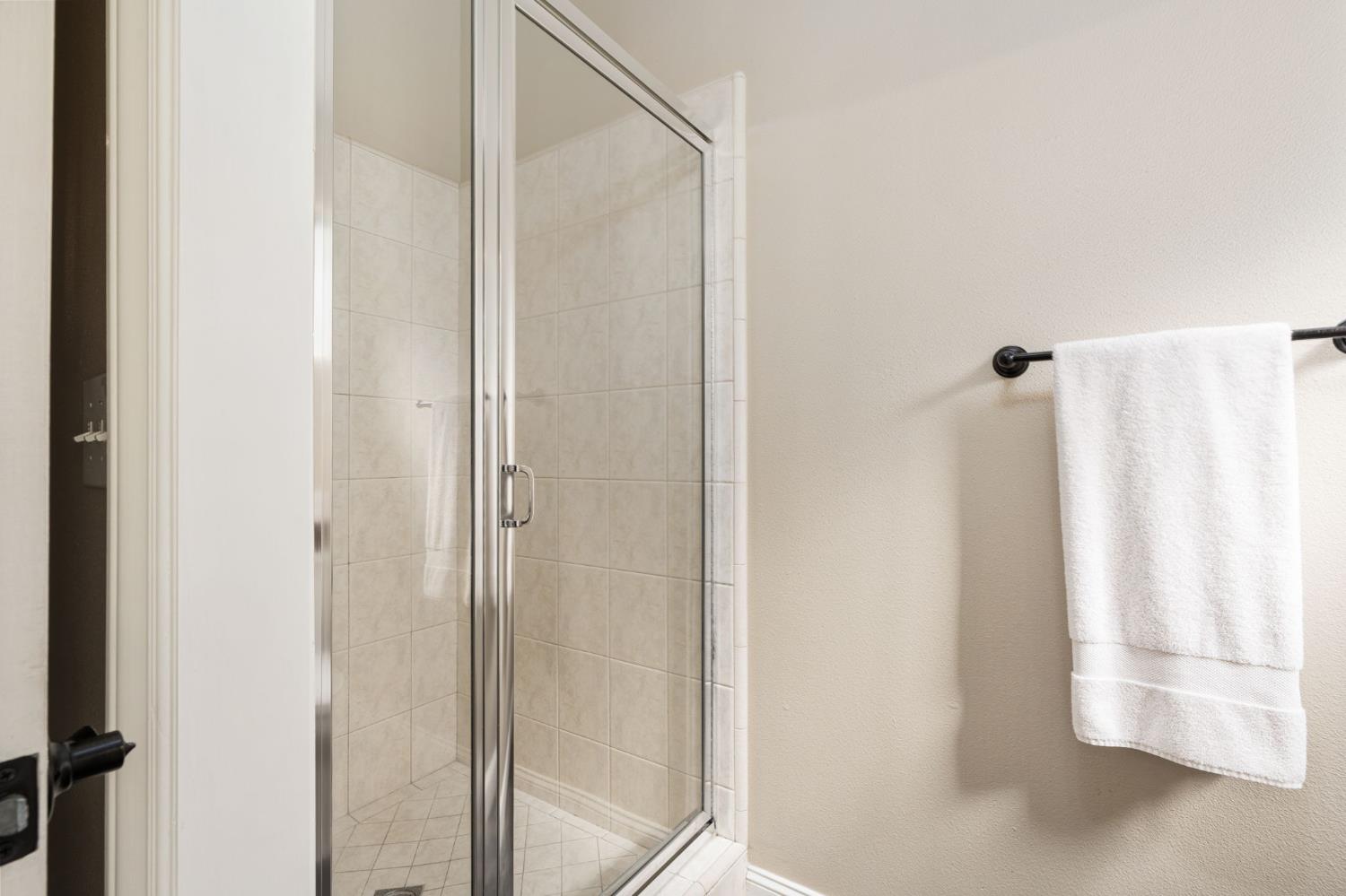 1353 E Saint James Cir, Fresno, CA 93720