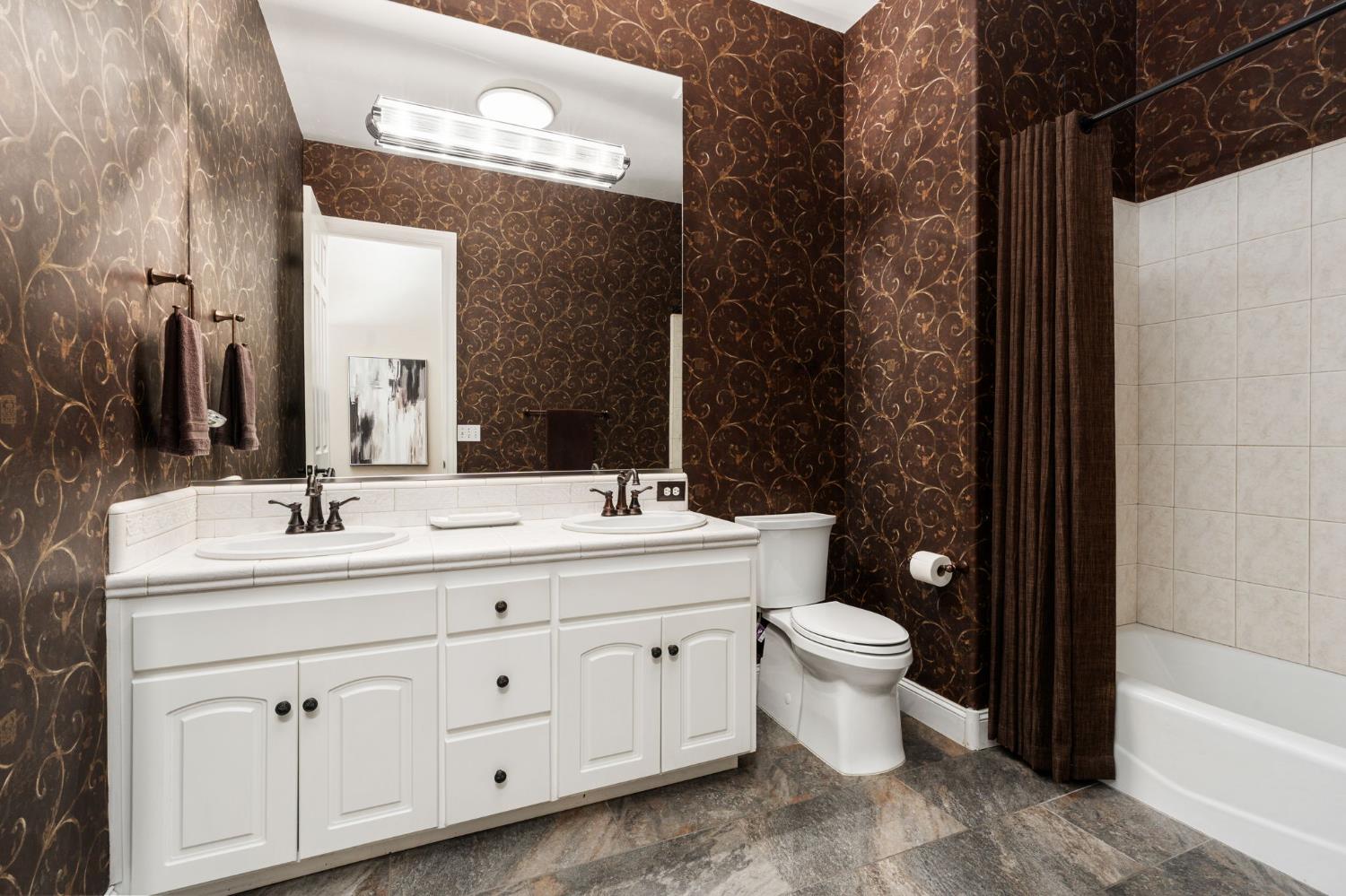 1353 E Saint James Cir, Fresno, CA 93720