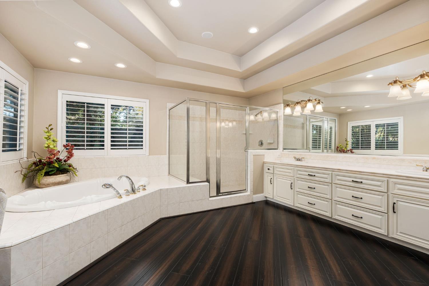 1353 E Saint James Cir, Fresno, CA 93720