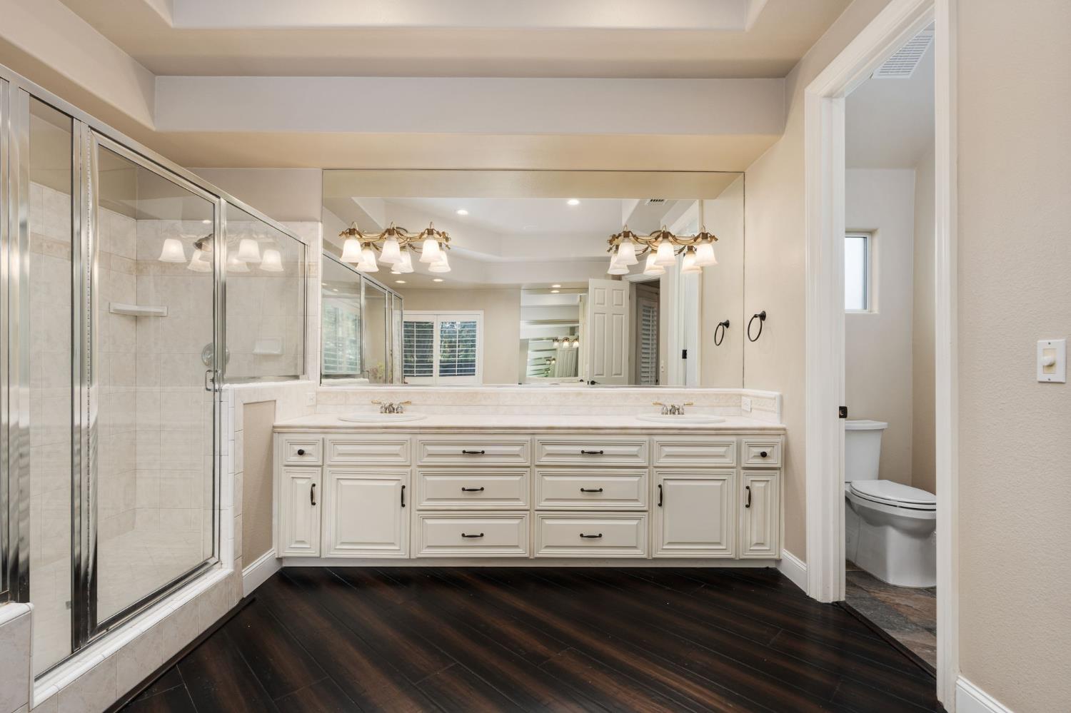 1353 E Saint James Cir, Fresno, CA 93720