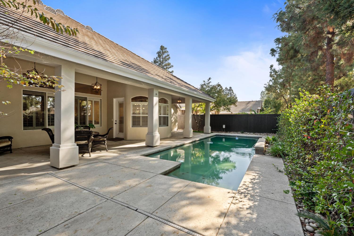 1353 E Saint James Cir, Fresno, CA 93720