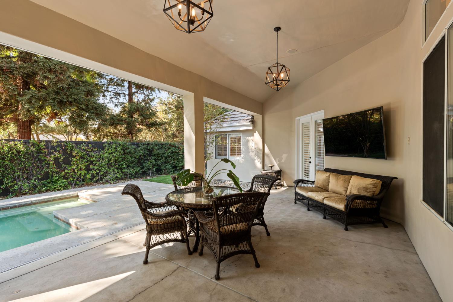 1353 E Saint James Cir, Fresno, CA 93720