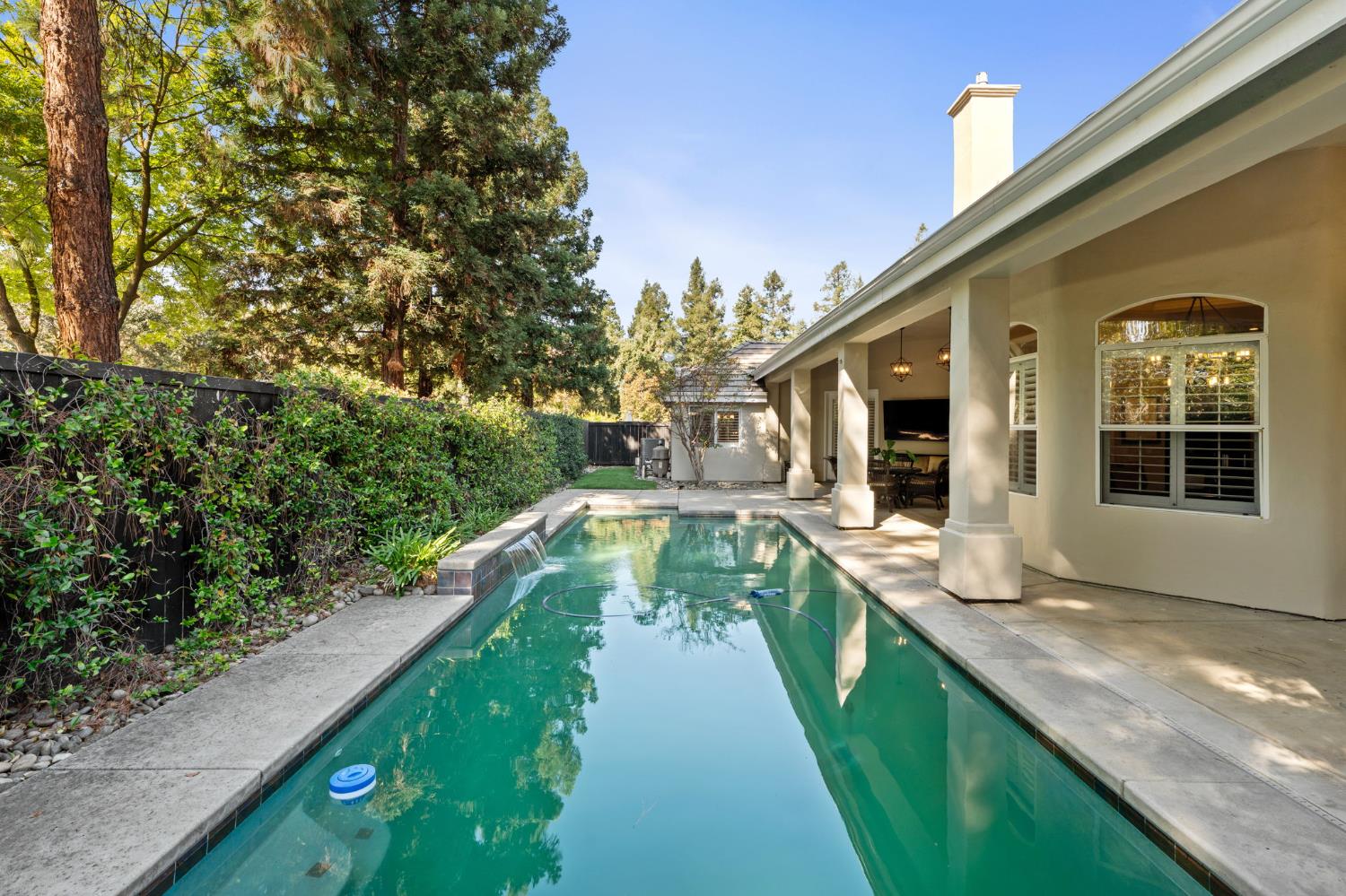 1353 E Saint James Cir, Fresno, CA 93720