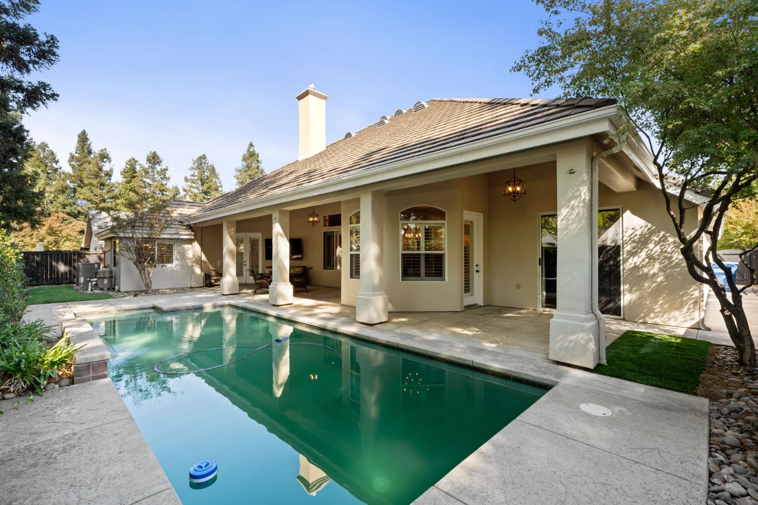 1353 E Saint James Cir, Fresno, CA 93720