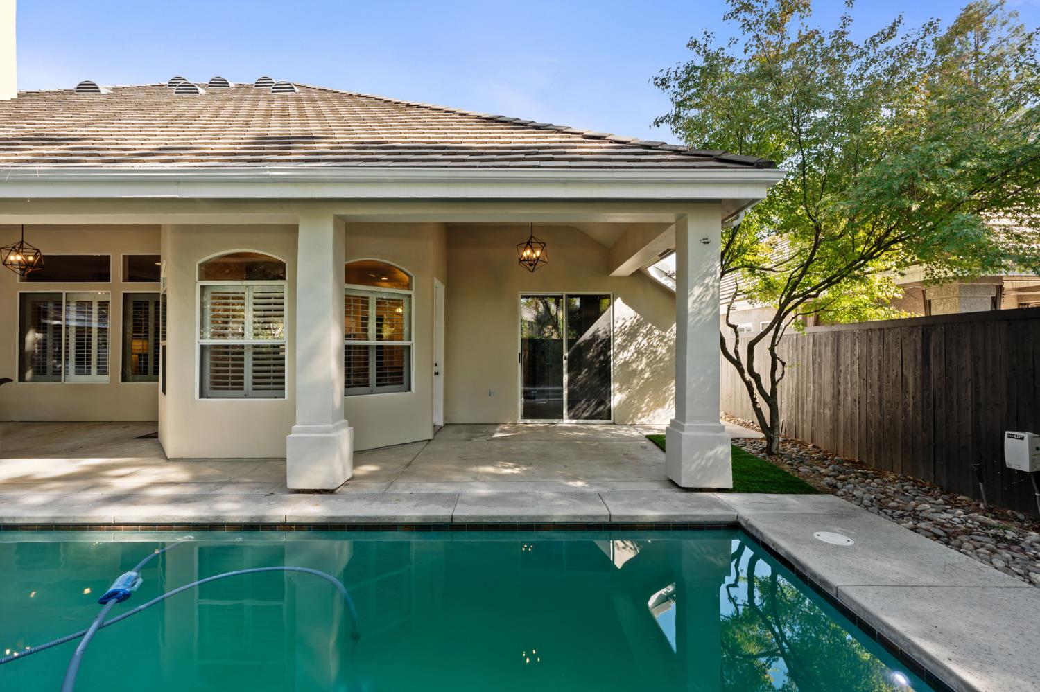 1353 E Saint James Cir, Fresno, CA 93720