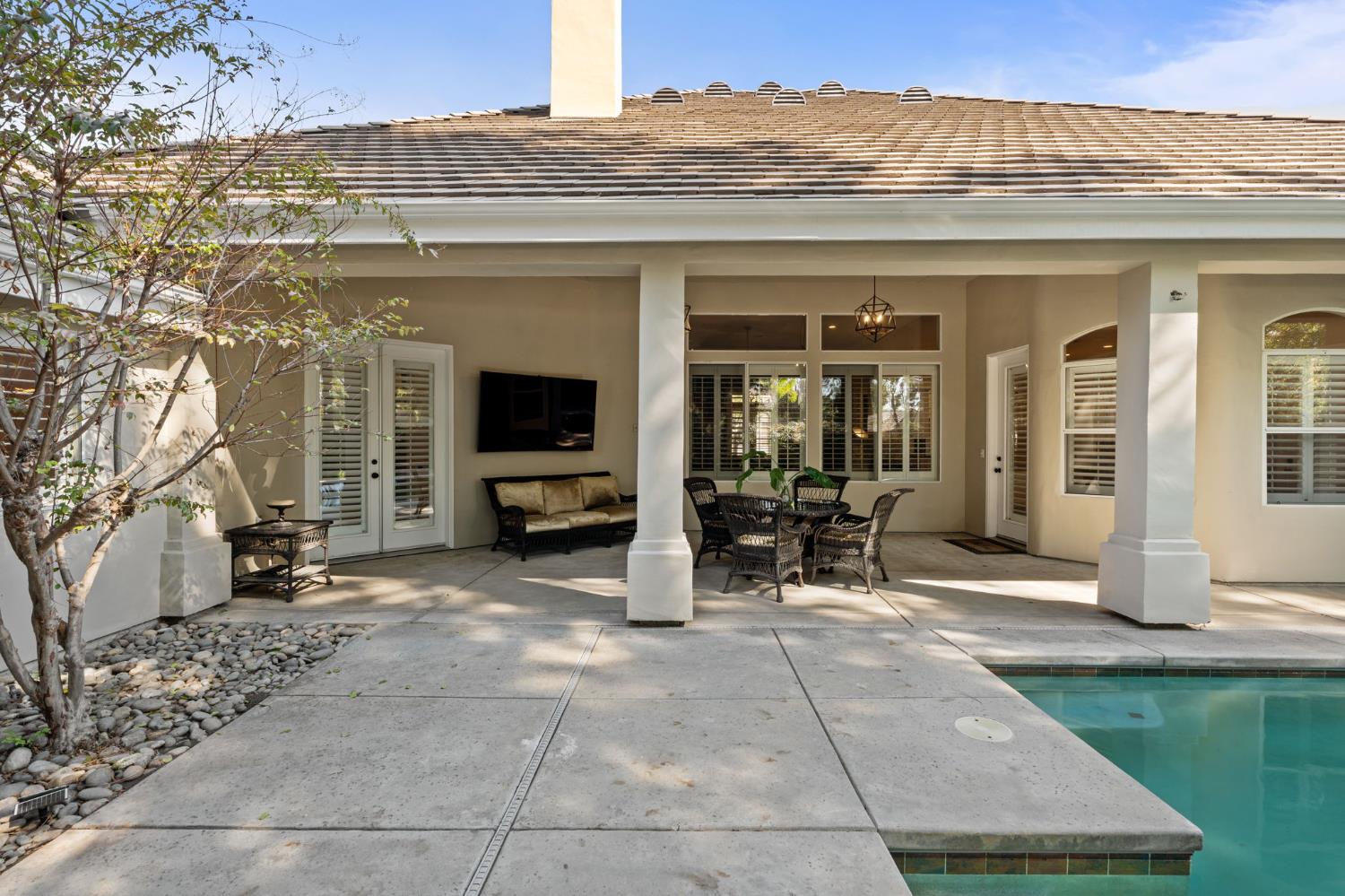 1353 E Saint James Cir, Fresno, CA 93720