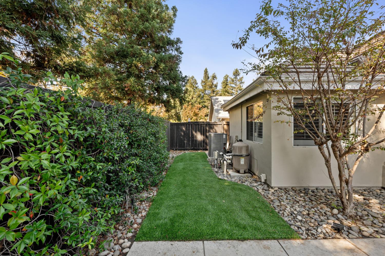 1353 E Saint James Cir, Fresno, CA 93720