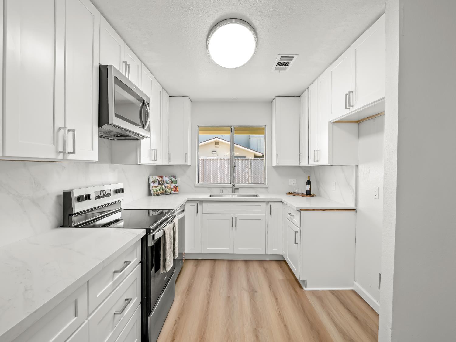 2012 N Laureen Ave, Fresno, CA 93703