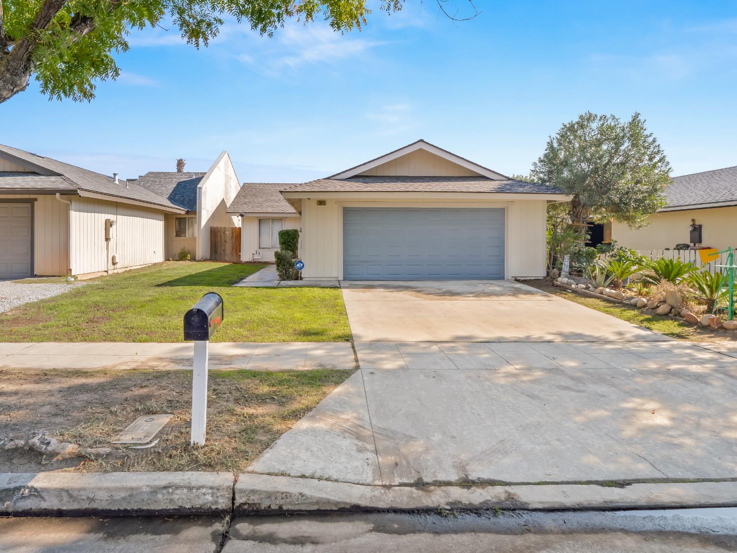 2012 N Laureen Ave, Fresno, CA 93703