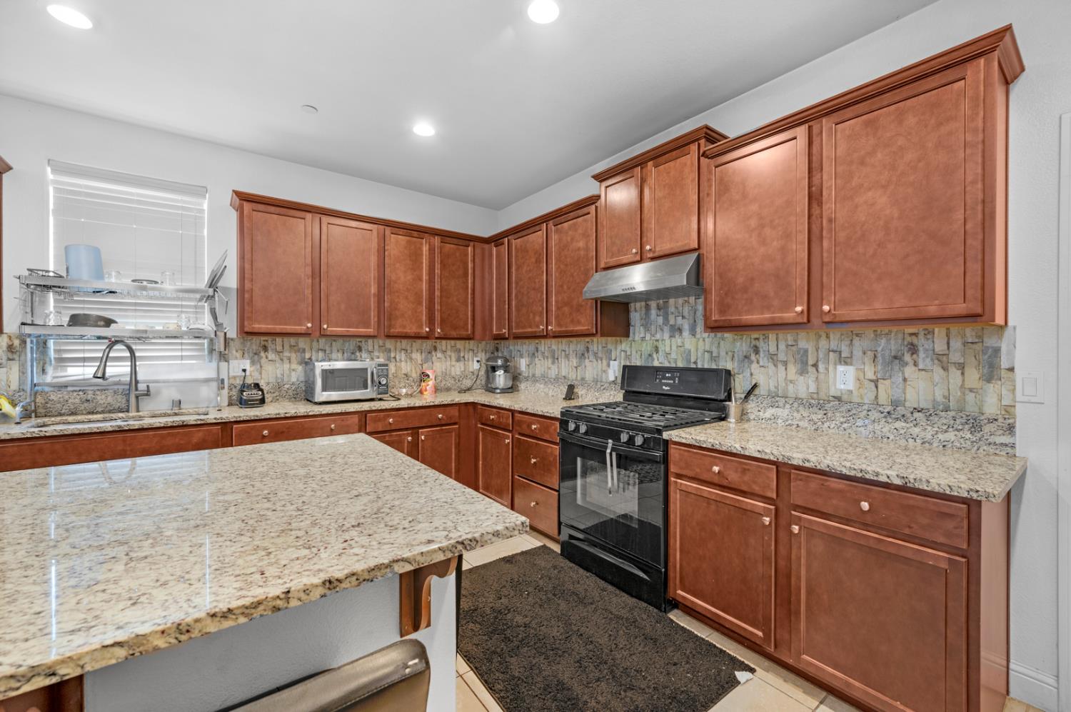 2302 N Jason Ave, Fresno, CA 93737