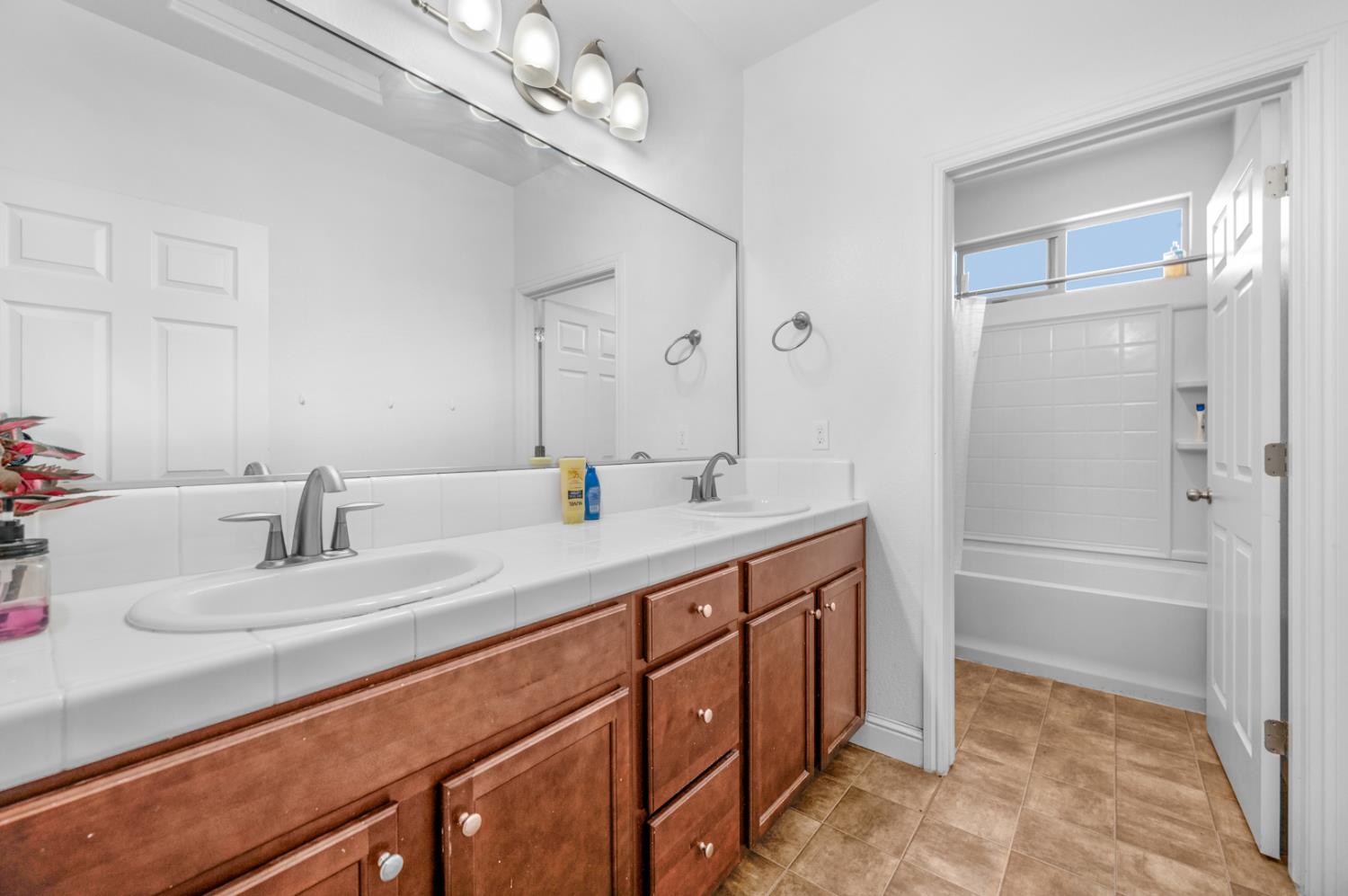 2302 N Jason Ave, Fresno, CA 93737