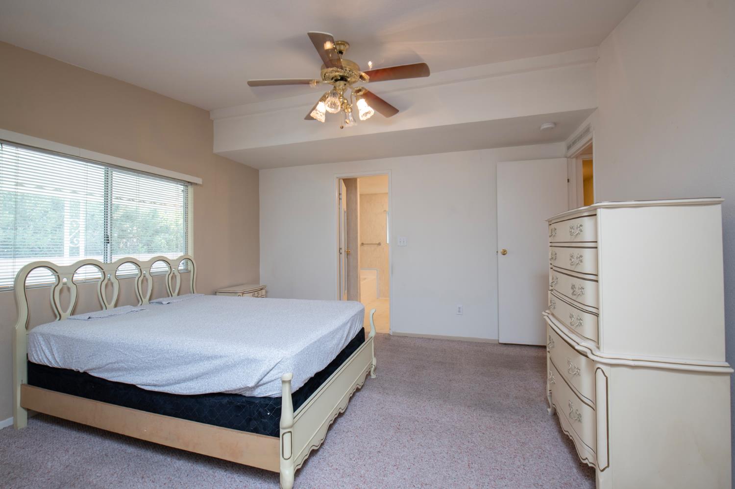 1001 Sylmar Ave #99, Clovis, CA 93612