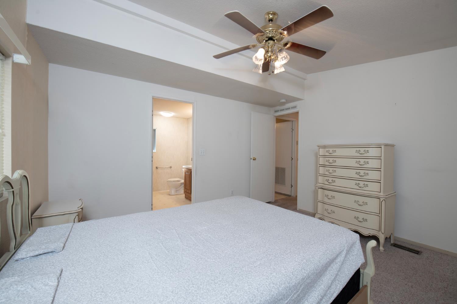 1001 Sylmar Ave #99, Clovis, CA 93612