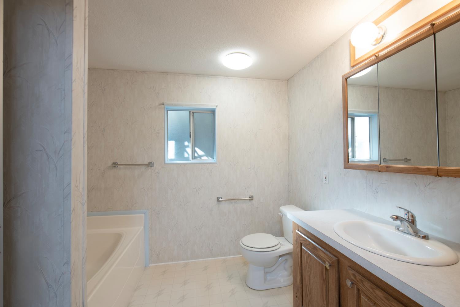 1001 Sylmar Ave #99, Clovis, CA 93612