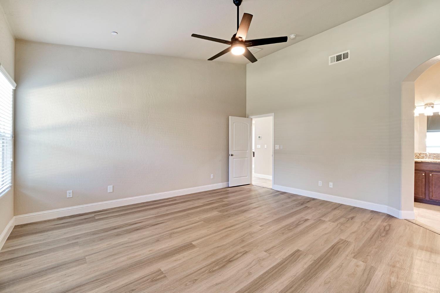 6165 E Farrin Ave, Fresno, CA 93727