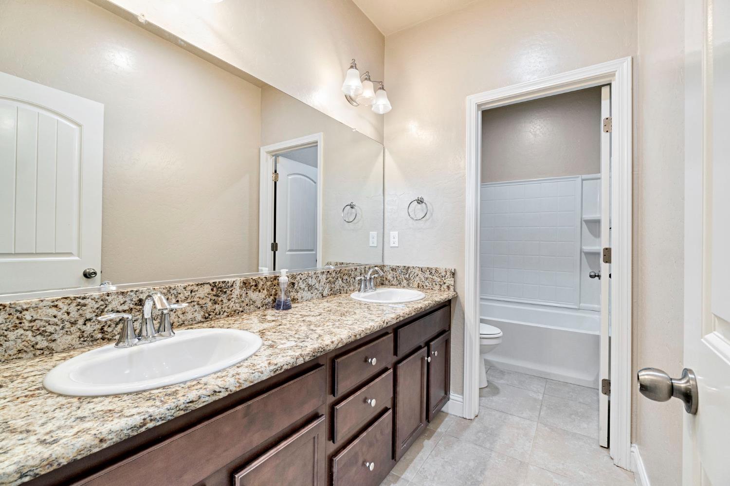 6165 E Farrin Ave, Fresno, CA 93727