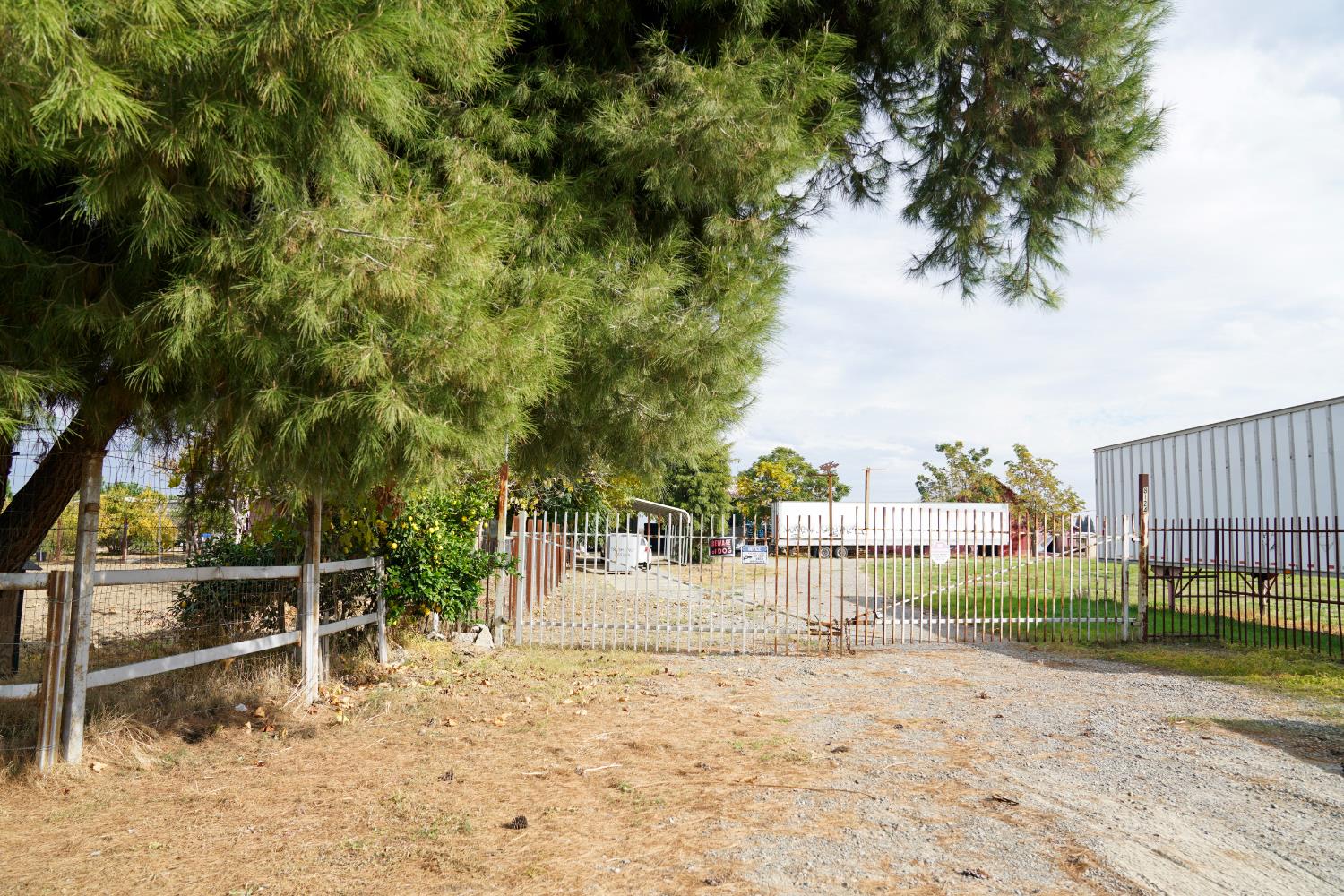 8124 S Cherry Ave, Fresno, CA 93725