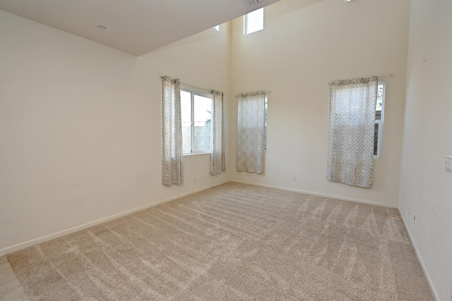 891 N Terra Cotta Dr, Fresno, CA 93727