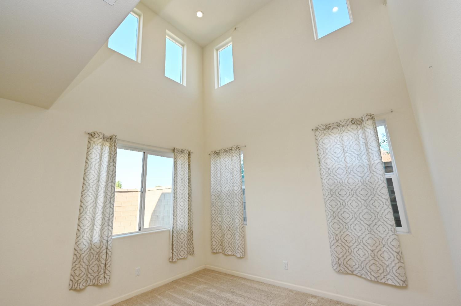 891 N Terra Cotta Dr, Fresno, CA 93727