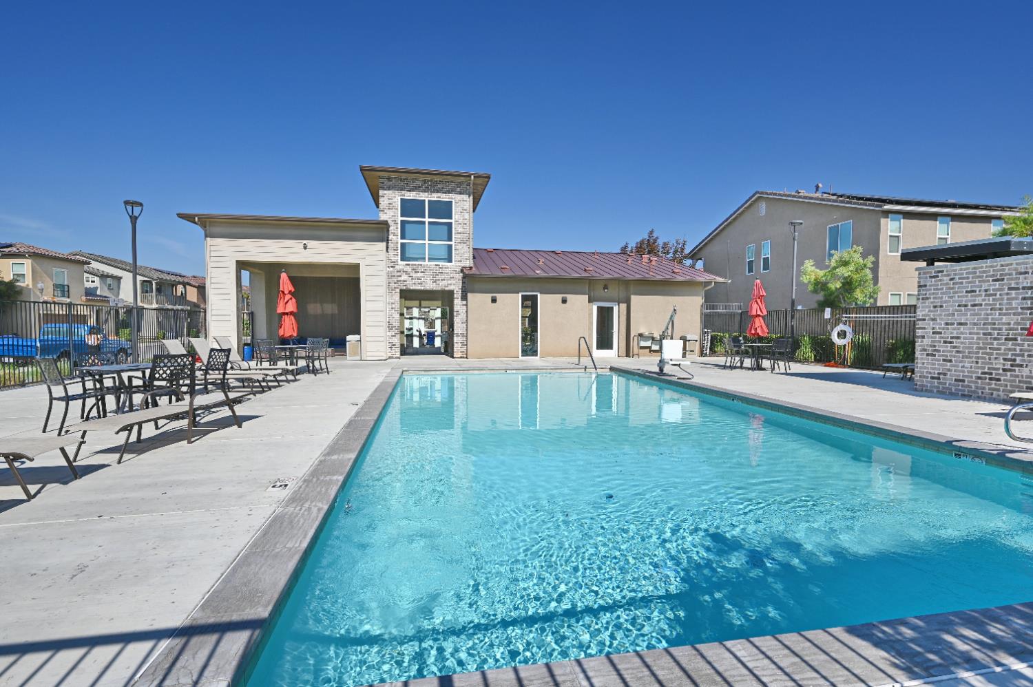 891 N Terra Cotta Dr, Fresno, CA 93727