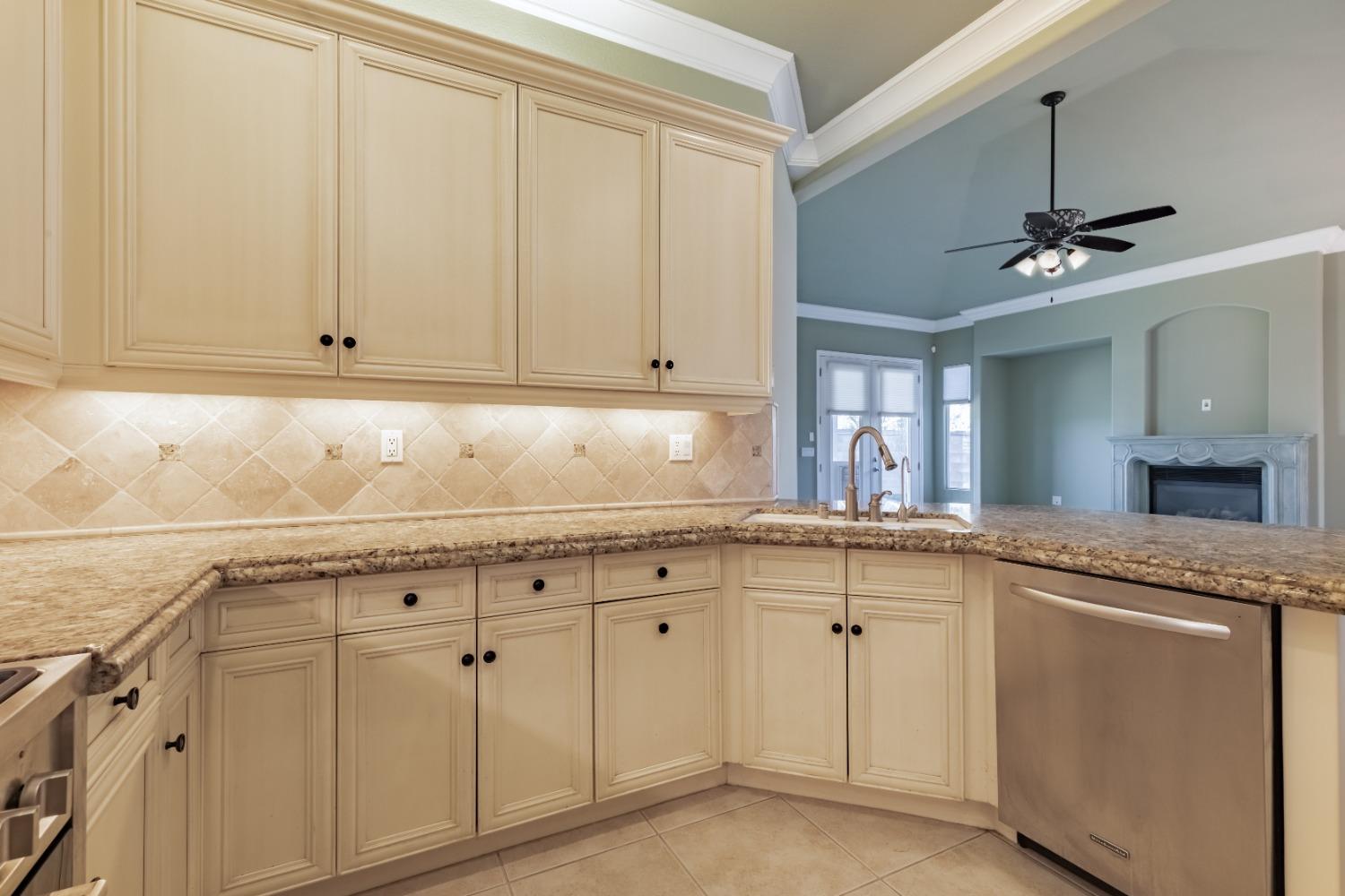 11 W Serena Ave, Clovis, CA 93619