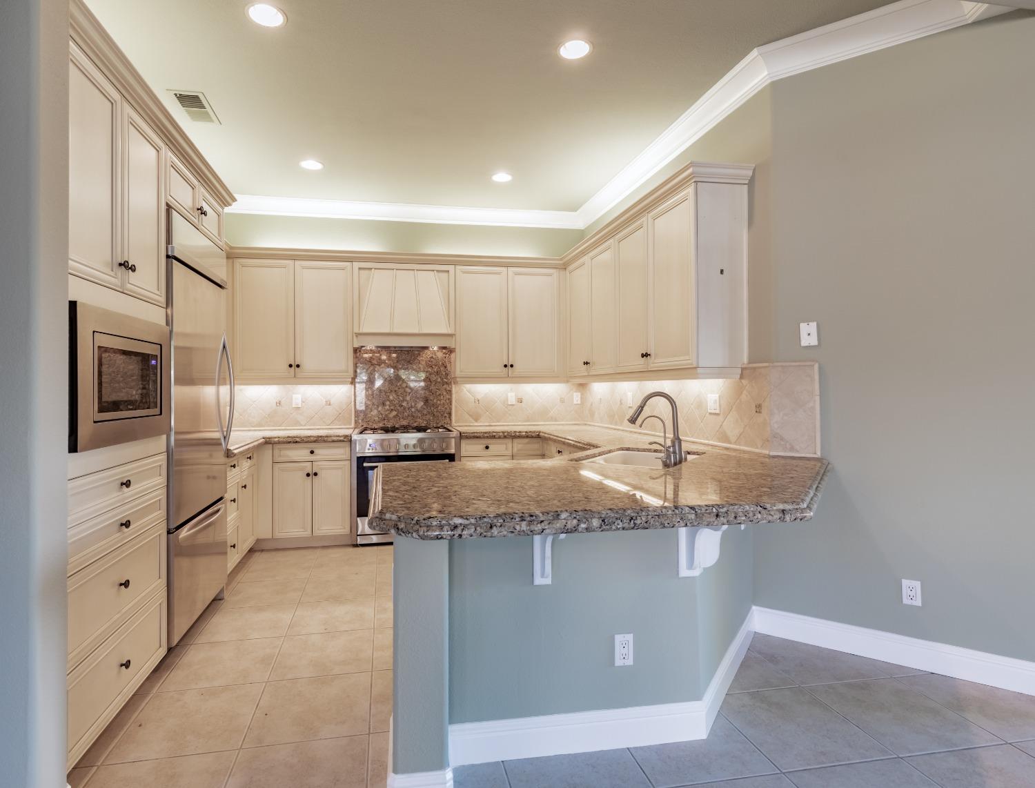 11 W Serena Ave, Clovis, CA 93619