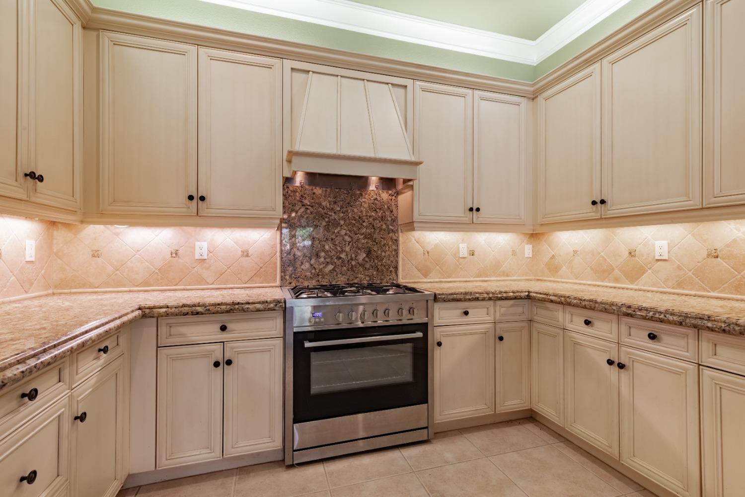 11 W Serena Ave, Clovis, CA 93619