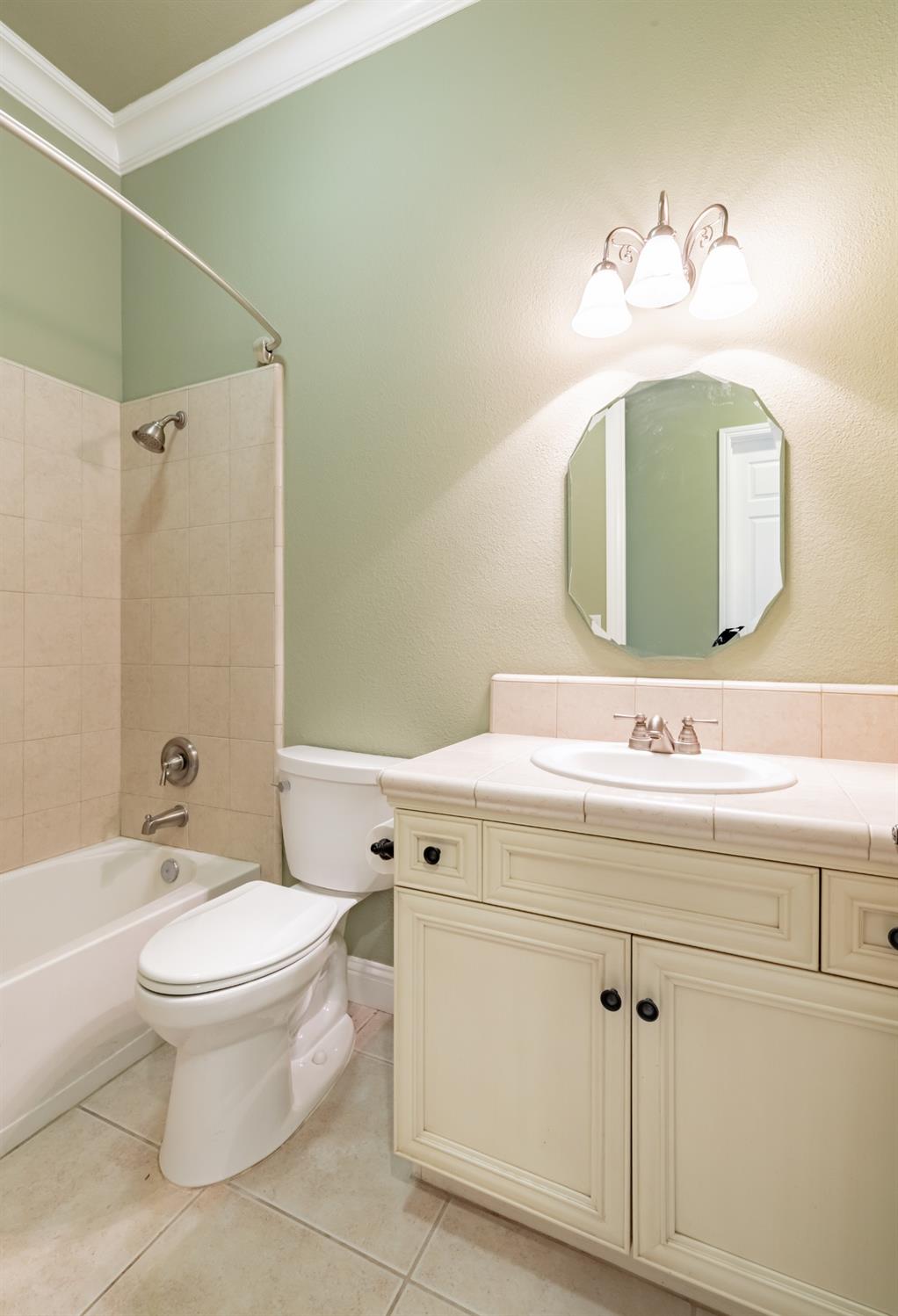 11 W Serena Ave, Clovis, CA 93619